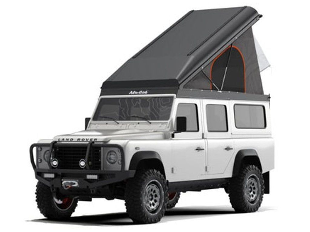 Land Rover Defender 110 s otevřenou černou zvedací střechou Alu-Cab Icarus zepředu