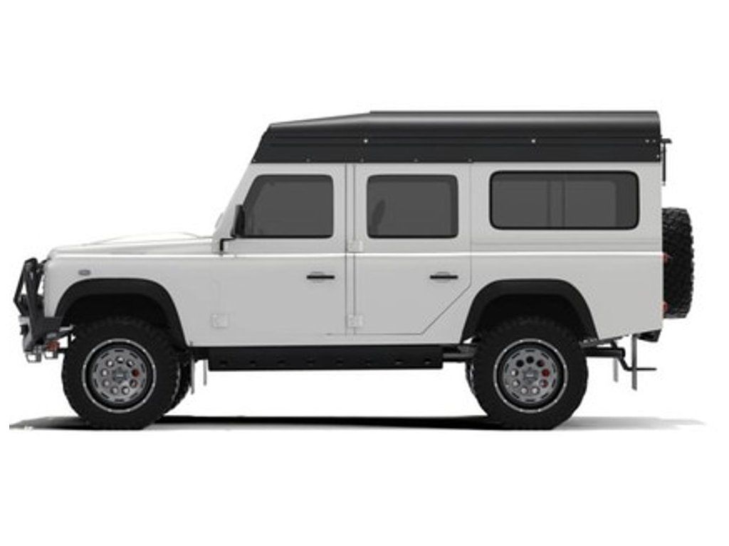 Land Rover Defender 110 se zavřenou černou zvedací střechou Alu-Cab Icarus z boku