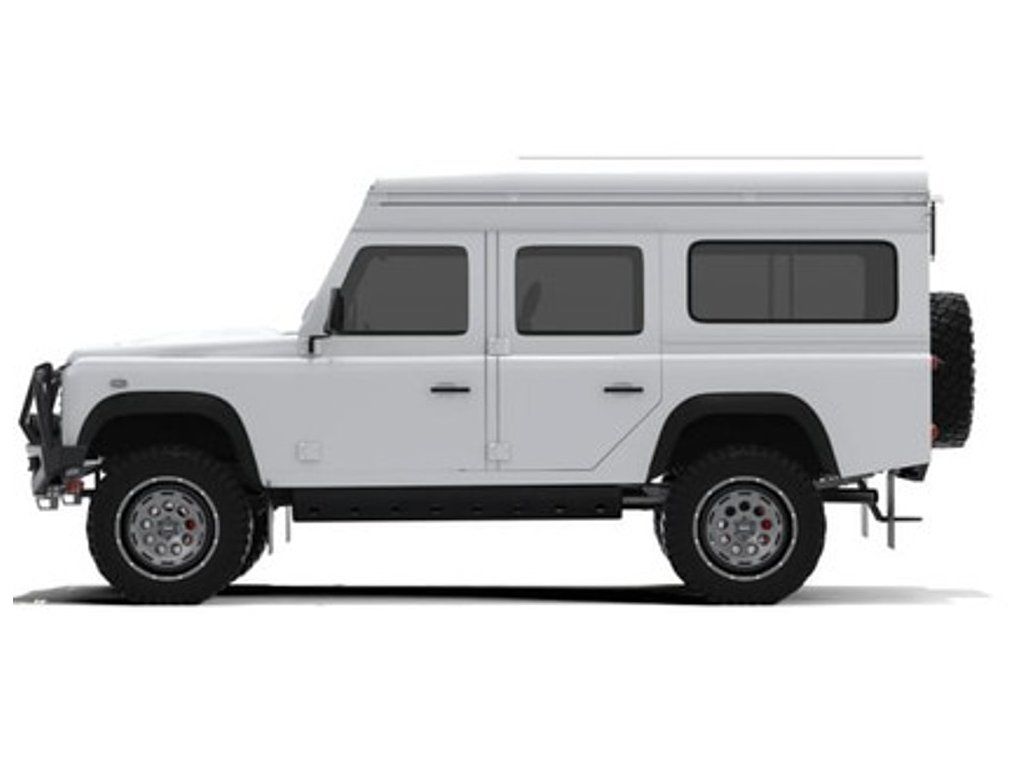 Bílý Land Rover Defender 110 se zavřenou zvedací střechou Alu-Cab Icarus z boku