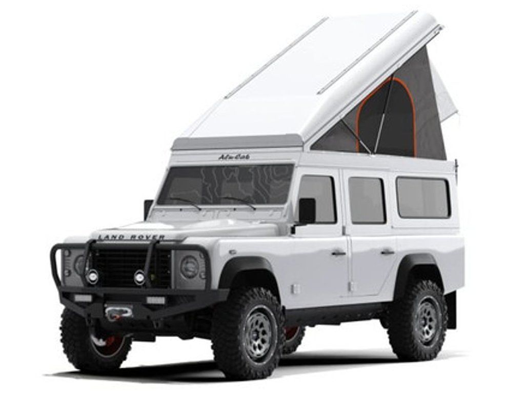 Bílý Land Rover Defender 110 s otevřenou zvedací střechou Alu-Cab Icarus zepředu