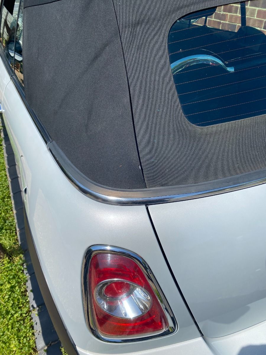 Detail těsnění u boku plátěné střechy Mini – ukázka montáže