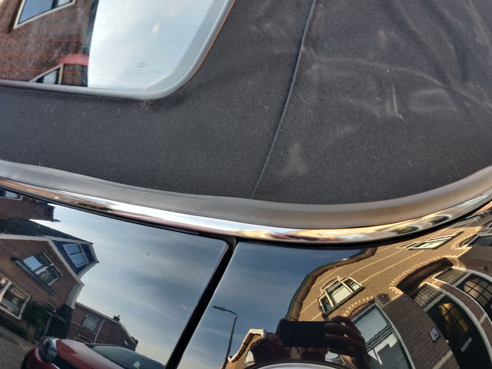 Těsnění střechy po opravě na černém Mini Cabrio