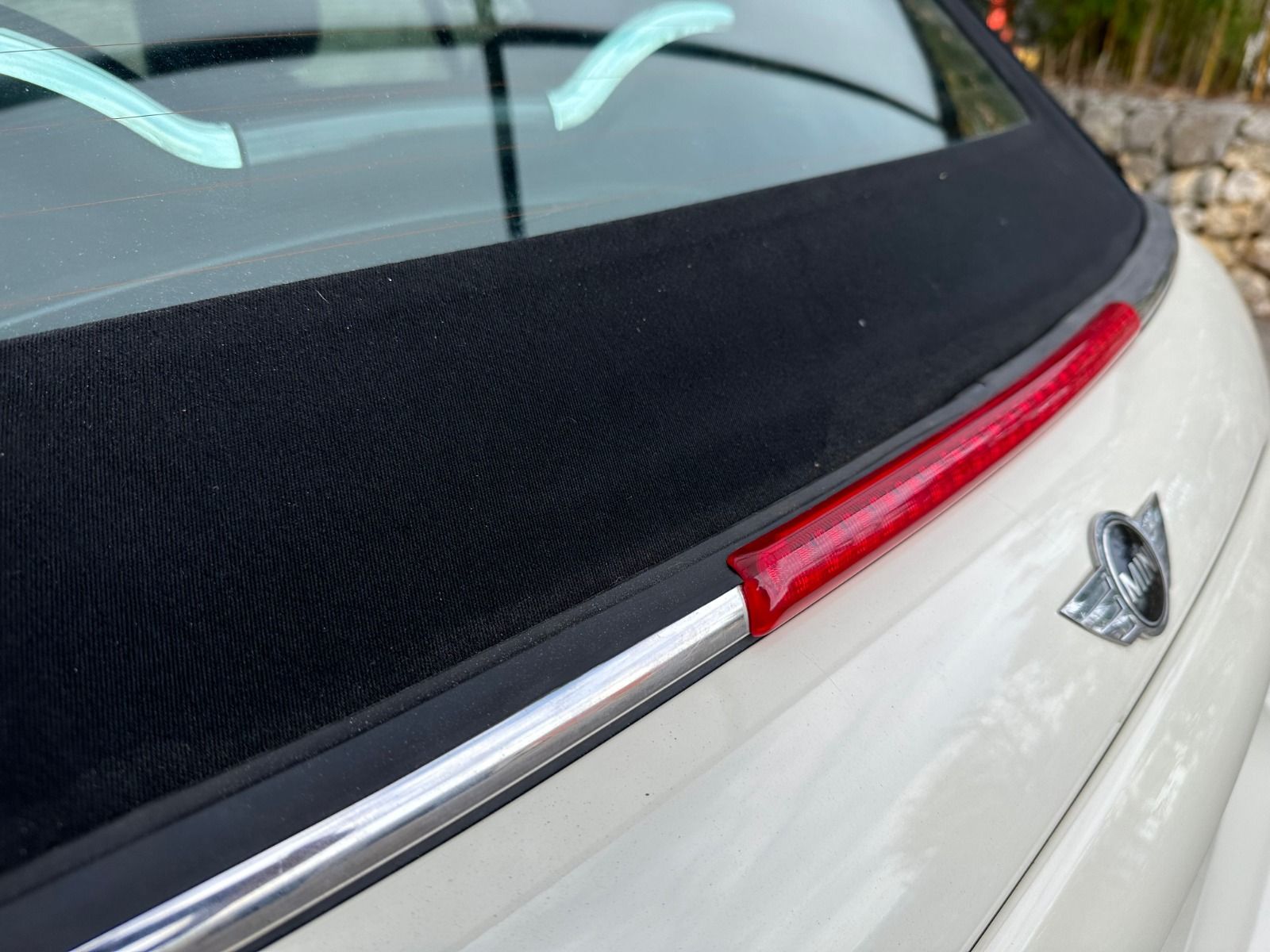 Opravené těsnění pod zadním oknem Mini Cabrio – ukázka montáže