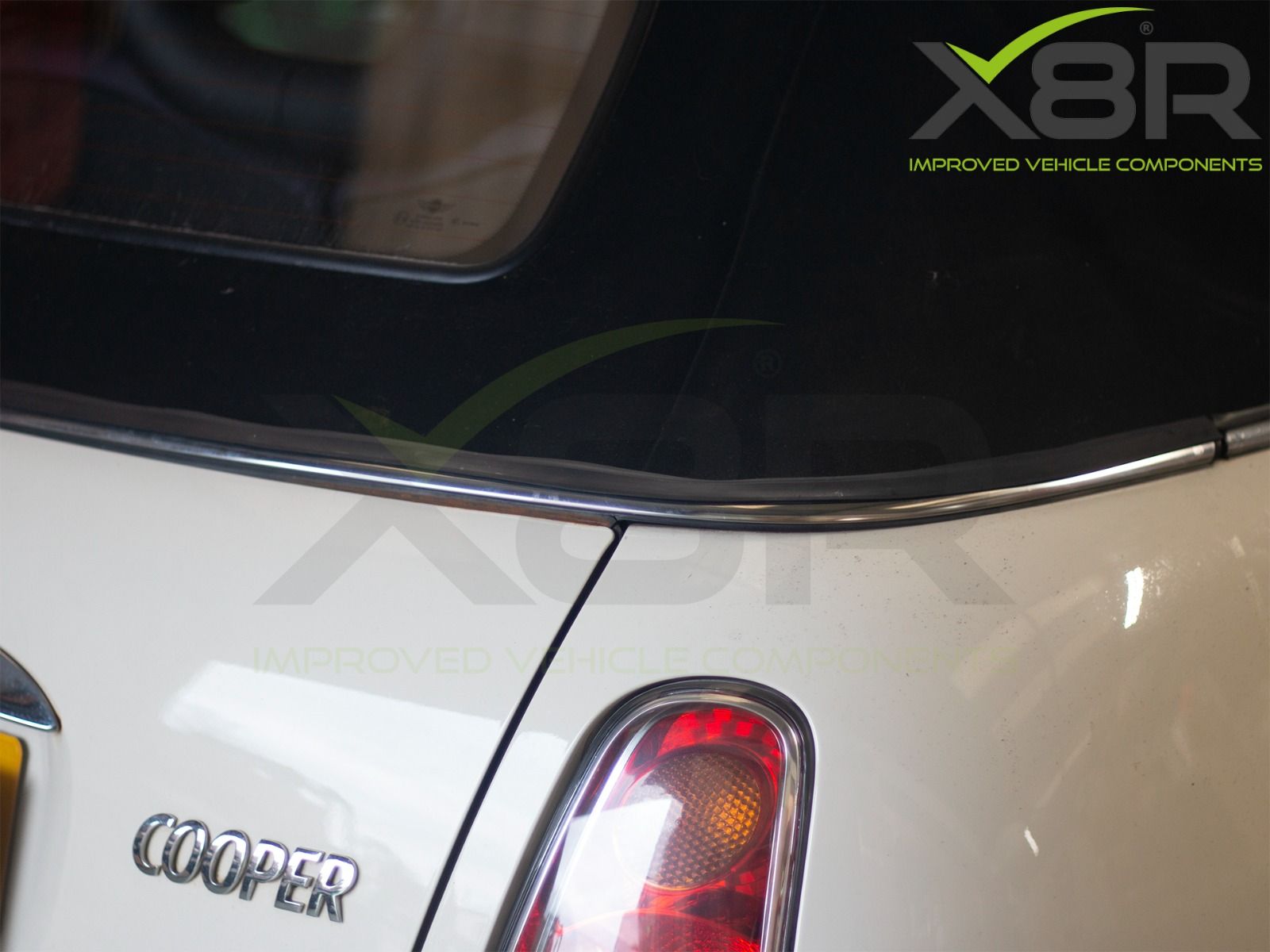 Nové těsnění střechy Mini Cabrio u zadního rohu karoserie